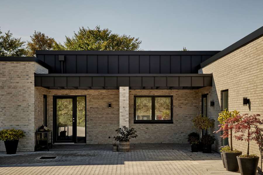 Stilfulde stålprofiler på facaden af nybygget hus med plads til det hele, Navervænget 9, 6710 Esbjerg